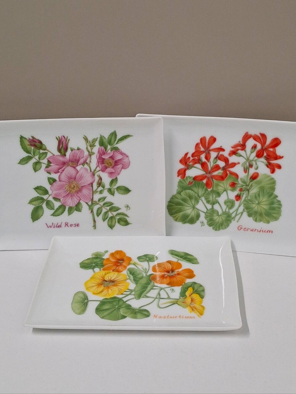 Vintage 1984 Lillian Vernon White Floral Botanical Trinket Dishes Set of 3